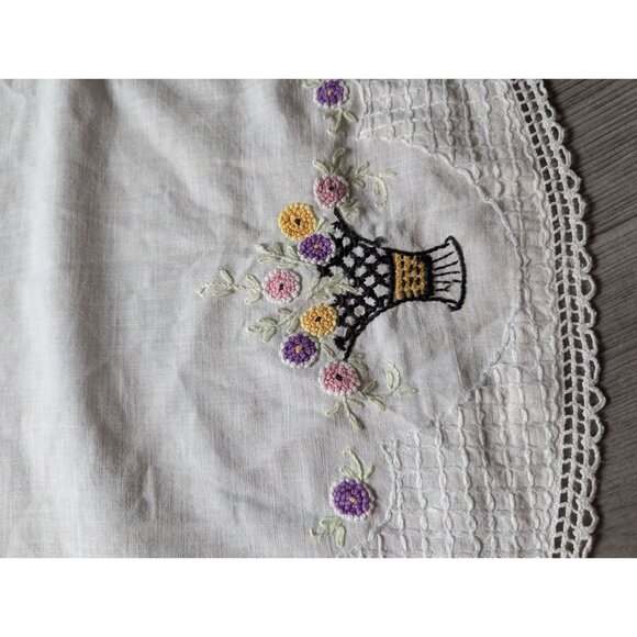 Vintage Embroidered Linen Tablecloth With Floral Basket Design & Lace Trim 30" - Picture 3 of 6